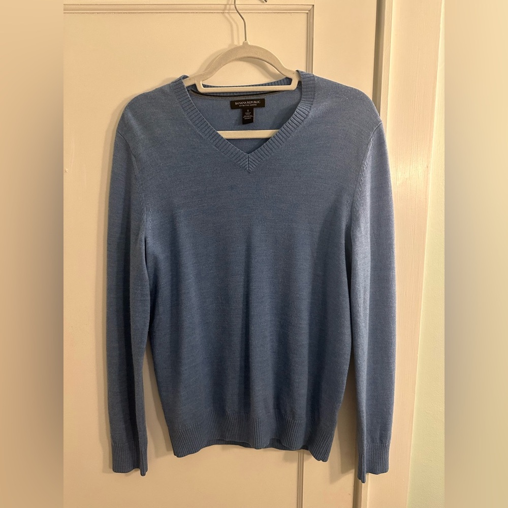 Men’s Banana republic light blue 100% fine merino wool v neck sweater
